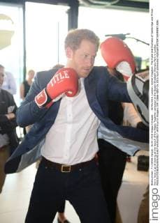 . 16 05 2016. London, United Kingdom. The Duke and Duchess of Cambridge and Prince Harry have a go at boxing at the launch of the Heads Together campaign at the Queen Elizabeth Olympic Park in London.  xROTAxx xi-Imagesx IIM-12666-0057