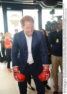 . 16 05 2016. London, United Kingdom. The Duke and Duchess of Cambridge and Prince Harry have a go at boxing at the launch of the Heads Together campaign at the Queen Elizabeth Olympic Park in London.  xROTAxx xi-Imagesx IIM-12666-0058