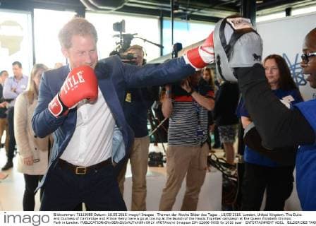 Themen der Woche Bilder des Tages . 16 05 2016. London, United Kingdom. The Duke and Duchess of Cambridge and Prince Harry have a go at boxing at the launch of the Heads Together campaign at the Queen Elizabeth Olympic Park in London.  xROTAxx xi-Imagesx IIM-12666-0059