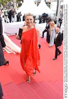 207712 Serge Arnal Starface 2016-05-16 Cannes France 69ème Festival International du film de Cannes. Montée des marches du film Loving . 69th International Cannes Film Festival. Red Carpet of the movie Loving. Moss, Kate  Copyright: xSergexArnalx xStarfacex STAR_207712_001