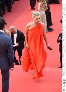 207712 Serge Arnal Starface 2016-05-16 Cannes France 69ème Festival International du film de Cannes. Montée des marches du film Loving . 69th International Cannes Film Festival. Red Carpet of the movie Loving. Moss, Kate  Copyright: xSergexArnalx xStarfacex STAR_207712_028
