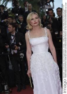 (160516) -- CANNES, May 16, 2016 -- Jury member actress Kirsten Dunst poses on the red carpet as she arrives for the screening of film Loving in competition at the 69th Cannes Film Festival in Cannes, France, May 16, 2016. ) FRANCE-CANNES-FILM FESTIVAL-LOVING-RED CARPET JinxYu 