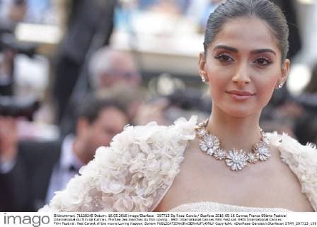 207713 De Rosa-Garcia Starface 2016-05-16 Cannes France 69ème Festival International du film de Cannes. Montée des marches du film Loving . 69th International Cannes Film Festival. 69th International Cannes Film Festival. Red Carpet of the movie Loving Kapoor, Sonam  Copyright: xDexRosa-Garciax xStarfacex STAR_207713_198
