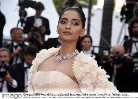 Sonam Kapoor - 69. Internationales Filmfestival Cannes - Red Carpet - Loving - 16 05 2016 LoicThebaudx 
