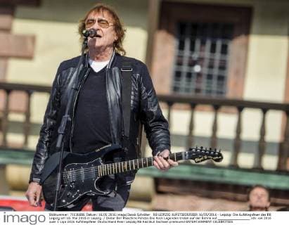 RB LEIPZIG AUFSTIEGSFEIER 16 05 2016 - Leipzig: Die Aufstiegsfeier des RB Leipzig am 16. Mai 2016 in Leipzig. Dieter Birr Maschine Puhdys Die Rock Legenden treten auf der Bühne auf._________________