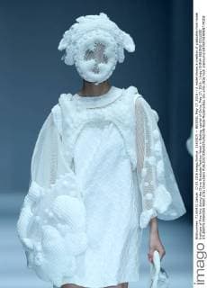 (160517) -- BEIJING, May 17, 2016 -- A model shows a creation of graduates from Hubei Institute of Fine Arts during the China Graduate Fashion Week in Beijing, capital of China, May 17, 2016. ) (wjq) CHINA-BEIJING-COLLEGE STUDENTS FASHION WEEK (CN) ChenxJianli 