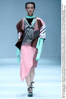 (160517) -- BEIJING, May 17, 2016 -- A model shows a creation of graduates from Hubei Institute of Fine Arts during the China Graduate Fashion Week in Beijing, capital of China, May 17, 2016. ) (wjq) CHINA-BEIJING-COLLEGE STUDENTS FASHION WEEK (CN) ChenxJianli 