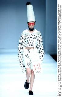 (160517) -- BEIJING, May 17, 2016 -- A model shows a creation of graduates from Hubei Institute of Fine Arts during the China Graduate Fashion Week in Beijing, capital of China, May 17, 2016. ) (wjq) CHINA-BEIJING-COLLEGE STUDENTS FASHION WEEK (CN) ChenxJianli 