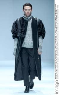 (160517) -- BEIJING, May 17, 2016 -- A model shows a creation of graduates from Hubei Institute of Fine Arts during the China Graduate Fashion Week in Beijing, capital of China, May 17, 2016. ) (wjq) CHINA-BEIJING-COLLEGE STUDENTS FASHION WEEK (CN) ChenxJianli 