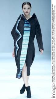 (160517) -- BEIJING, May 17, 2016 -- A model shows a creation of graduates from Hubei Institute of Fine Arts during the China Graduate Fashion Week in Beijing, capital of China, May 17, 2016. ) (wjq) CHINA-BEIJING-COLLEGE STUDENTS FASHION WEEK (CN) ChenxJianli 