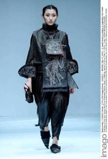 (160517) -- BEIJING, May 17, 2016 -- A model shows a creation of graduates from Hubei Institute of Fine Arts during the China Graduate Fashion Week in Beijing, capital of China, May 17, 2016. ) (wjq) CHINA-BEIJING-COLLEGE STUDENTS FASHION WEEK (CN) ChenxJianli 