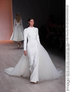 (160517) -- SYDNEY, May 17, 2016 -- Models present creations of Steven Khalil during Fashion Week Australia in Sydney, Australia, May 17, 2016. ) AUSTRALIA-SYDNEY-FASHION WEEK ZhuxHongye 