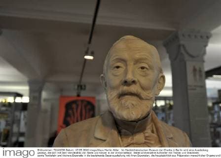 Im Medizinhistorischen Museum der Charite in Berlin wird eine Ausstellung gezeigt, die sich mit dem Verständnis von Seele und Körper in der Antike befasst. Dabei sind einzelne Aufsteller mit Texten und Graphiken sowie Texttafeln und kleinere Exponate in die bestehende Dauerausstellung mit ihren Exponaten, die hauptsächlich aus Präparaten menschlicher Organe und Knochen besteht, eingebunden. Im Vordergrund die Büste von Rudolf VIrchow. Ausstellung Die Seele ist ein Oktopus - antike Vorstellungen vom belebten Körper
