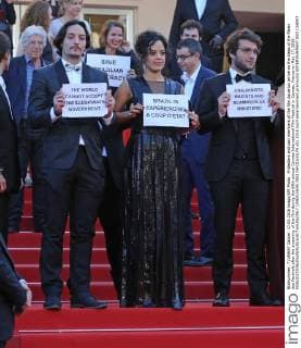 Protesters and cast members of the film Aquarius arrive on the steps of the Palais des Festivals after the screening of the film during the 69th annual Cannes International Film Festival in Cannes, France on May 17, 2016.  CAN20160517802 DAVIDxSILPA