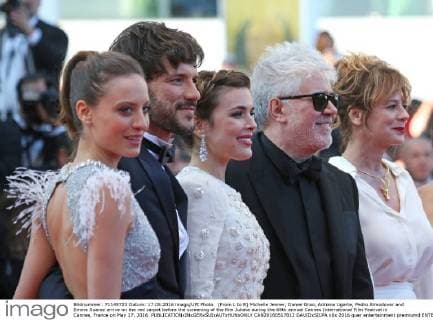 (From L to R) Michelle Jenner, Daniel Grao, Adriana Ugarte, Pedro Almodovar and Emma Suarez arrive on the red carpet before the screening of the film Julieta during the 69th annual Cannes International Film Festival in Cannes, France on May 17, 2016.  CAN20160517812 DAVIDxSILPA