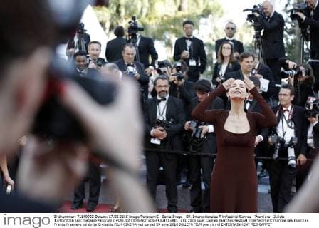 Sonia Braga - 69. Internationales Filmfestival Cannes - Premiere - Julieta - 17 05 2016 LoicThebaud Panoramic 