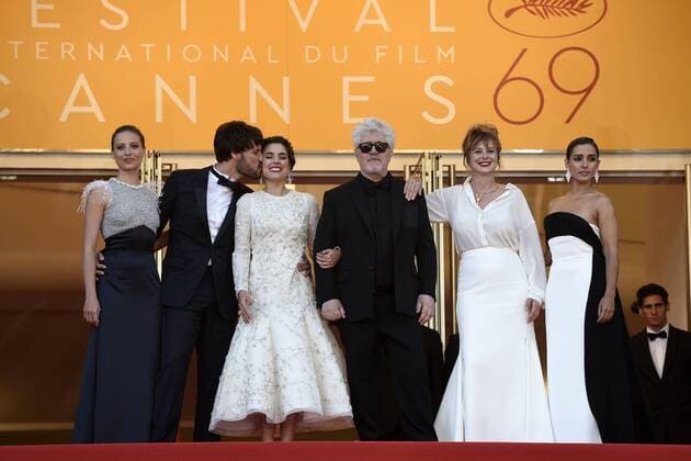 Inma Cuesta, Emma Suarez, Pedro Almodovar, Adriana Ugarte, Daniel Grao Michelle Jenner - 69. Internationales Filmfestival Cannes - Premiere - Julieta - 17 05 2016 LoicThebaud Panoramic 