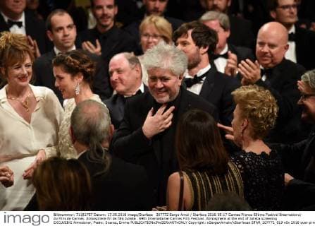 207772 Serge Arnal Starface 2016-05-17 Cannes France 69ème Festival International du Film de Cannes. Atmosphere fin de film Julieta . 69th International Cannes Film Festival. Atmosphere at the end of Julieta screening EXCLUSIVE Almodovar, Pedro; Suarez, Emma  Copyright: xSergexArnalx xStarfacex STAR_207772_019