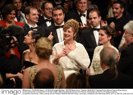207772 Serge Arnal Starface 2016-05-17 Cannes France 69ème Festival International du Film de Cannes. Atmosphere fin de film Julieta . 69th International Cannes Film Festival. Atmosphere at the end of Julieta screening EXCLUSIVE Almodovar, Pedro; Suarez, Emma  Copyright: xSergexArnalx xStarfacex STAR_207772_024