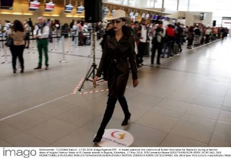 A model presents the creations of Ruben Antorveza for Bastardo during a fashion show of Bogota Fashion Week at El Dorado airport in Bogota, Colombia, 17 May 2016. EFE Lenoardo Munoz BOGOTA FASHION WEEK !ACHTUNG: NUR REDAKTIONELLE NUTZUNG!  BGT005 20160518-635991287102754081