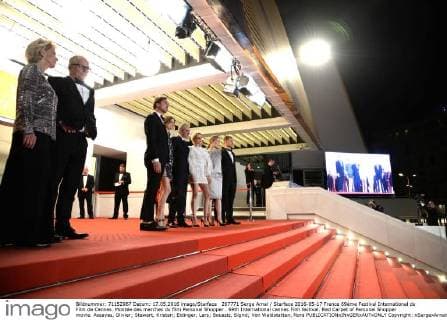 207771 Serge Arnal Starface 2016-05-17 France 69ème Festival International du Film de Cannes. Montée des marches du film Personal Shopper . 69th International cannes Film festival. Red Carpet of Personal Shopper movie. Assayas, Olivier; Stewart, Kristen; Eidinger, Lars; Bouaziz, Sigrid; Von Waldstatten, Nora  Copyright: xSergexArnalx xStarfacex STAR_207771_005