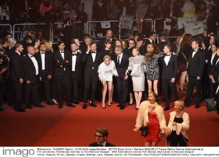 207771 Serge Arnal Starface 2016-05-17 France 69ème Festival International du Film de Cannes. Montée des marches du film Personal Shopper . 69th International cannes Film festival. Red Carpet of Personal Shopper movie. Assayas, Olivier; Stewart, Kristen; Eidinger, Lars; Bouaziz, Sigrid; Von Waldstatten, Nora  Copyright: xSergexArnalx xStarfacex STAR_207771_012