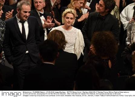 207774 Serge Arnal Starface 2016-05-17 Cannes France 69ème Festival International du Film de Cannes. Atmosphere fin de film Personal Shopper . 69th International Cannes Film Festival. Atmosphere at the end of Personal Shopper screening EXCLUSIVE nous contacter avant toute utilisation web Assayas, Olivier; Stewart, Kristen  Copyright: xSergexArnalx xStarfacex STAR_207774_002