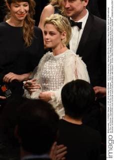 207774 Serge Arnal Starface 2016-05-17 Cannes France 69ème Festival International du Film de Cannes. Atmosphere fin de film Personal Shopper . 69th International Cannes Film Festival. Atmosphere at the end of Personal Shopper screening EXCLUSIVE nous contacter avant toute utilisation web Stewart, Kristen  Copyright: xSergexArnalx xStarfacex STAR_207774_029