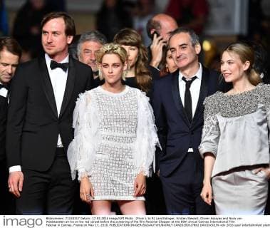 (From L to R) Lars Eidinger, Kristen Stewart, Olivier Assayas and Nora von Waldstaetten arrive on the red carpet before the screening of the film Personal Shopper at the 69th annual Cannes International Film Festival in Cannes, France on May 17, 2016.  CAN20160517862 DAVIDxSILPA