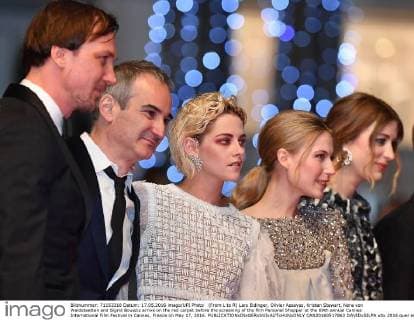 (From L to R) Lars Eidinger, Olivier Assayas, Kristen Stewart, Nora von Waldstaetten and Sigrid Bouaziz arrive on the red carpet before the screening of the film Personal Shopper at the 69th annual Cannes International Film Festival in Cannes, France on May 17, 2016.  CAN20160517863 DAVIDxSILPA