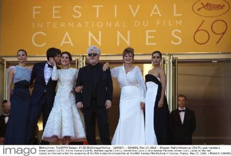 (160517) -- CANNES, May 17, 2016 -- Director Pedro Almodovar (3rd R), cast members Inma Cuesta (1st R), Emma Suarez (2nd R), Adriana Ugarte (3rd L), Daniel Grao (2nd L) and actress Michelle Jenner (1st L) pose on the red carpet as they arrive for the screening of the film Julieta in competition at the 69th Cannes Film Festival in Cannes, France, May 17, 2016. ) FRANCE-CANNES-FILM FESTIVAL-JULIETA-RED CARPET JinxYu 