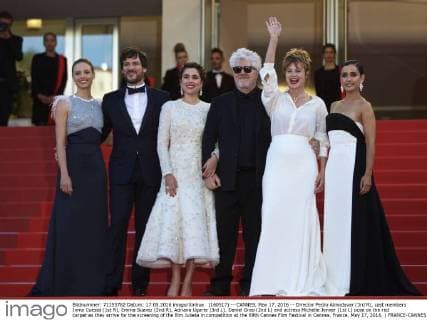 (160517) -- CANNES, May 17, 2016 -- Director Pedro Almodovar (3rd R), cast members Inma Cuesta (1st R), Emma Suarez (2nd R), Adriana Ugarte (3rd L), Daniel Grao (2nd L) and actress Michelle Jenner (1st L) pose on the red carpet as they arrive for the screening of the film Julieta in competition at the 69th Cannes Film Festival in Cannes, France, May 17, 2016. ) FRANCE-CANNES-FILM FESTIVAL-JULIETA-RED CARPET JinxYu 