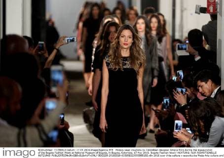 Models wear creations by Colombian designer Amelia Toro during the inauguration of the Bogota Fashion Week at National Museum of Bogota, in Bogota, Colombia, 17 May 2016. Bogota Fashion Week !ACHTUNG: NUR REDAKTIONELLE NUTZUNG!  BOG209 20160518-635991523555989102