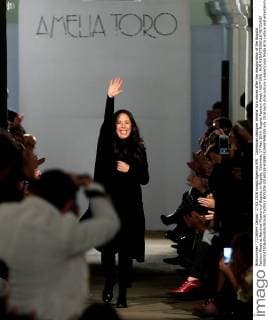 Colombian designer Amelia Toro waves after the inauguration of the Bogota Fashion Week at National Museum of Bogota, in Bogota, Colombia, 17 May 2016. Bogota Fashion Week !ACHTUNG: NUR REDAKTIONELLE NUTZUNG!  BOG209 20160518-635991525497696208
