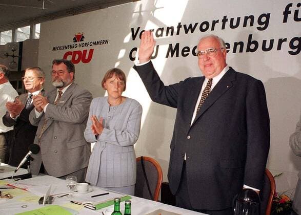 Parteitag 06.09.97 10. CDU-Parteitag MVP in Binz. v.l.: Berndt Seite, Harald Lastovka, Angela Merkel, Helmut Kohl.