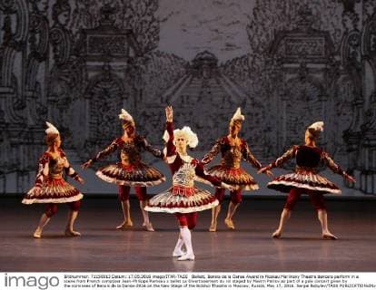 Ballett, Benois de la Danse Award in Moskau Mariinsky Theatre dancers perform in a scene from French composer Jean-Philippe Rameau s ballet Le Divertissement du roi staged by Maxim Petrov as part of a gala concert given by the nominees of Benois de la Danse-2016 on the New Stage of the Bolshoi Theatre in Moscow, Russia, May 17, 2016. Sergei Bobylev TASS  TS02378C