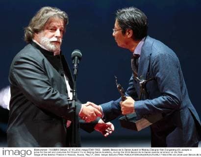 Ballett, Benois de la Danse Award in Moskau Designer Ren Dongsheng (R) accepts a prize for the set and costumes for Emperor Yu Li, Beijing Dance Academy, during the 2016 Benois de la Danse awards ceremony on the New Stage of the Bolshoi Theatre in Moscow, Russia, May 17, 2016. Sergei Bobylev TASS  TS0237AE