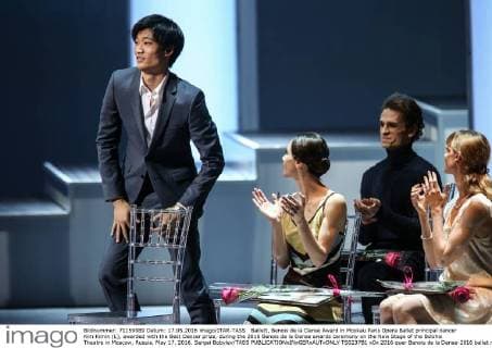 Ballett, Benois de la Danse Award in Moskau Paris Opera Ballet principal dancer Kim Kimin (L), awarded with the Best Dancer prize, during the 2016 Benois de la Danse awards ceremony on the New Stage of the Bolshoi Theatre in Moscow, Russia, May 17, 2016. Sergei Bobylev TASS  TS0237B1