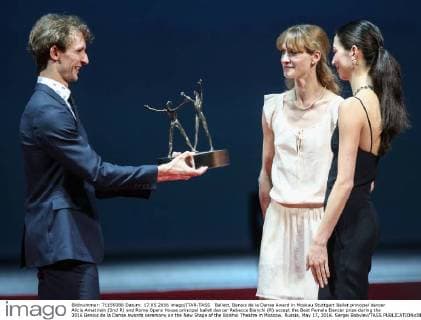 Ballett, Benois de la Danse Award in Moskau Stuttgart Ballet principal dancer Alicia Amatriain (2nd R) and Rome Opera House principal ballet dancer Rebecca Bianchi (R) accept the Best Female Dancer prize during the 2016 Benois de la Danse awards ceremony on the New Stage of the Bolshoi Theatre in Moscow, Russia, May 17, 2016. Sergei Bobylev TASS  TS0237B4