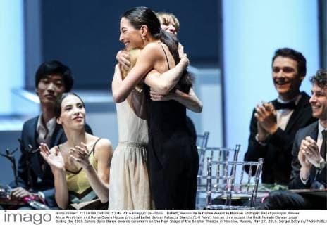 Ballett, Benois de la Danse Award in Moskau Stuttgart Ballet principal dancer Alicia Amatriain and Rome Opera House principal ballet dancer Rebecca Bianchi (L-R front) hug as they accept the Best Female Dancer prize during the 2016 Benois de la Danse awards ceremony on the New Stage of the Bolshoi Theatre in Moscow, Russia, May 17, 2016. Sergei Bobylev TASS  TS0237B5