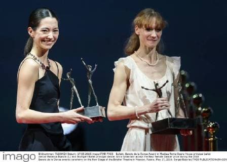 Ballett, Benois de la Danse Award in Moskau Rome Opera House principal ballet dancer Rebecca Bianchi (L) and Stuttgart Ballet principal dancer Alicia Amatriain accept the Best Female Dancer prize during the 2016 Benois de la Danse awards ceremony on the New Stage of the Bolshoi Theatre in Moscow, Russia, May 17, 2016. Sergei Bobylev TASS  TS0237B7
