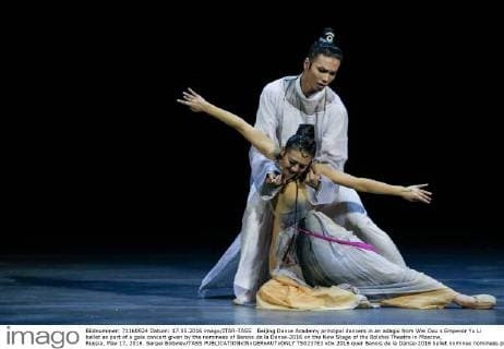 Beijing Dance Academy principal dancers in an adagio from Wei Dou s Emperor Yu Li ballet as part of a gala concert given by the nominees of Benois de la Danse-2016 on the New Stage of the Bolshoi Theatre in Moscow, Russia, May 17, 2016. Sergei Bobylev TASS  TS0237E3