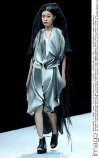 (160518) -- BEIJING, May 18, 2016 -- A model presents a creation designed by graduates of Dalian Polytechnic University and University of Southampton at China Graduate Fashion Week in Beijing, capital of China, May 18, 2016. ) (lfj) CHINA-BEIJING-GRADUATE FASHION WEEK (CN) ChenxJianli 