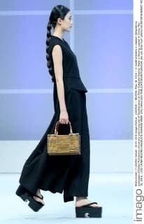 (160518) -- BEIJING, May 18, 2016 -- A model presents a creation designed by graduates of Dalian Polytechnic University and University of Southampton at China Graduate Fashion Week in Beijing, capital of China, May 18, 2016. ) (lfj) CHINA-BEIJING-GRADUATE FASHION WEEK (CN) ChenxJianli 
