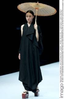(160518) -- BEIJING, May 18, 2016 -- A model presents a creation designed by graduates of Dalian Polytechnic University and University of Southampton at China Graduate Fashion Week in Beijing, capital of China, May 18, 2016. ) (lfj) CHINA-BEIJING-GRADUATE FASHION WEEK (CN) ChenxJianli 