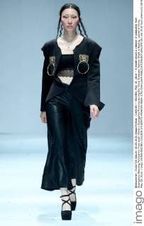 (160518) -- BEIJING, May 18, 2016 -- A model shows a creation of graduates from Guangzhou Nanyang Polytechnic from south China s Guangzhou Province during the China Graduate Fashion Week in Beijing, capital of China, May 18, 2016. ) (wjq) CHINA-BEIJING-COLLEGE STUDENTS FASHION WEEK (CN) ChenxJianli 