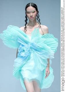 (160518) -- BEIJING, May 18, 2016 -- A model shows a creation of graduates from Guangzhou Nanyang Polytechnic from south China s Guangzhou Province during the China Graduate Fashion Week in Beijing, capital of China, May 18, 2016. ) (wjq) CHINA-BEIJING-COLLEGE STUDENTS FASHION WEEK (CN) ChenxJianli 