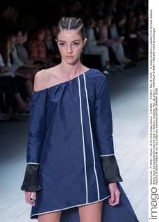 (160518) -- SYDNEY, May 18, 2016 -- A model presents a creation from Chinese designer Zhang Yuxin during Australian Fashion week in Sydney, Australia, May 18, 2016. ) AUSTRALIA-SYDNEY-FASHION-YUXIN ZhuxHongye 