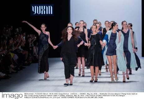 (160518) -- SYDNEY, May 18, 2016 -- Models for Chinese designer Zhang Yuxin react on the runway during Australian Fashion week in Sydney, Australia, May 18, 2016. ) AUSTRALIA-SYDNEY-FASHION-YUXIN ZhuxHongye 