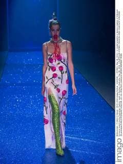 (160518) -- SYDNEY, May 18, 2016 -- A model presents a fashion creation of Di$count Universe brand during Australian Fashion week in Sydney, Australia, May 18, 2016. ) AUSTRALIA-SYDNEY-FASHION WEEK-DI$COUNT UNIVERSE ZhuxHongye 